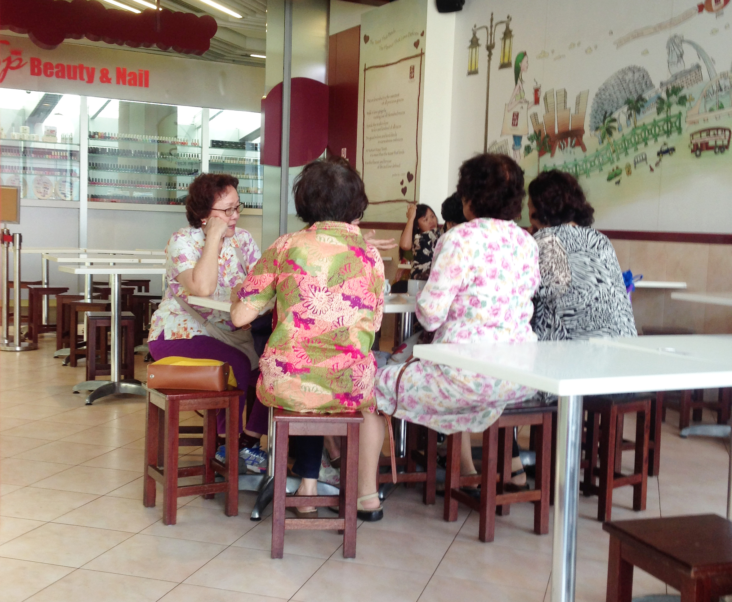 シンガポールでは「coffeeshop talk」という言葉もあるくらい、仲間同士でコーヒーショップに集まることが多い
