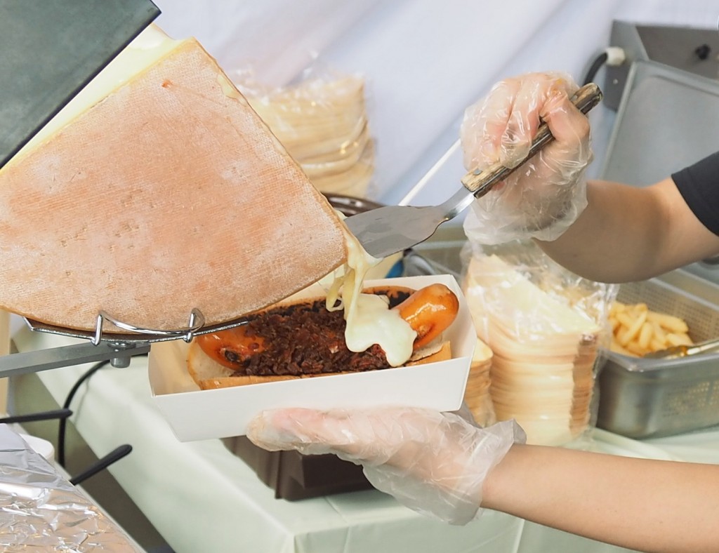 最近のシンガポールの屋台ではトロリと溶かしたラクレットチーズをかけたものが人気。