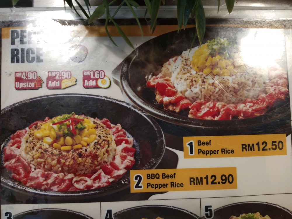 アジア中の料理が安く食べられる人気フードコート