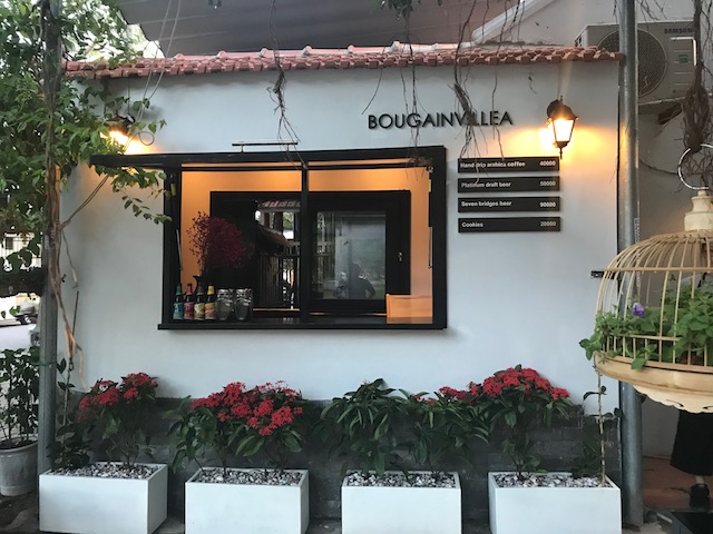 併設のカフェ、「Bougainvillea」