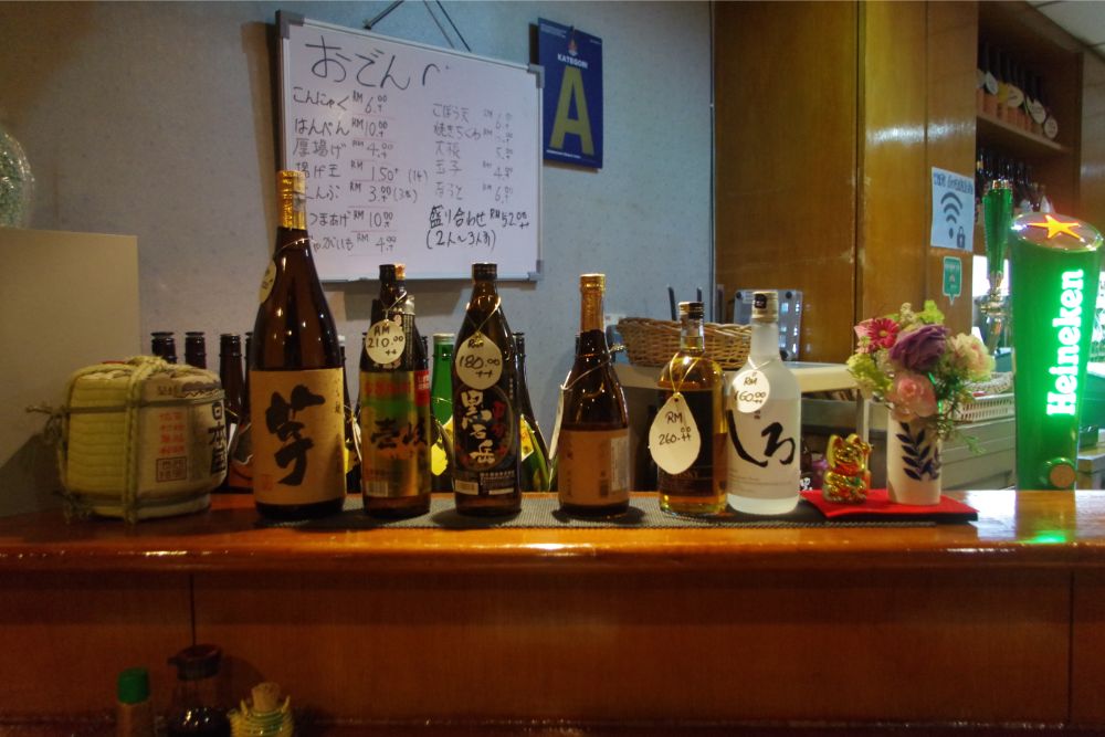 日本のお酒が並ぶカウンター
