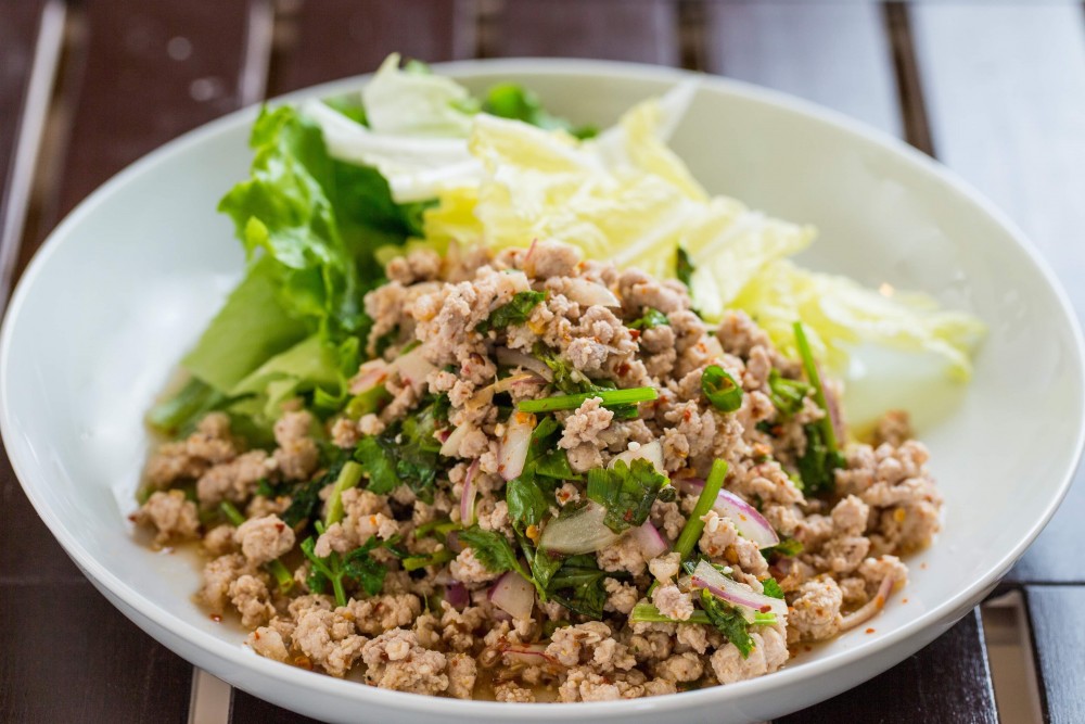 タイ東北地方の代表料理であるたっぷりのひき肉を使用した「ラープムー」