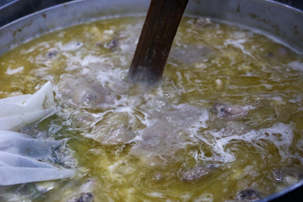 毎日100kgの豚骨、鳥骨を約2日間掛けて炊いているスープ。