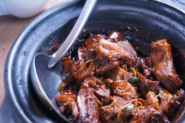豚肉を甘辛く煮たフィリピン料理「アドボ」